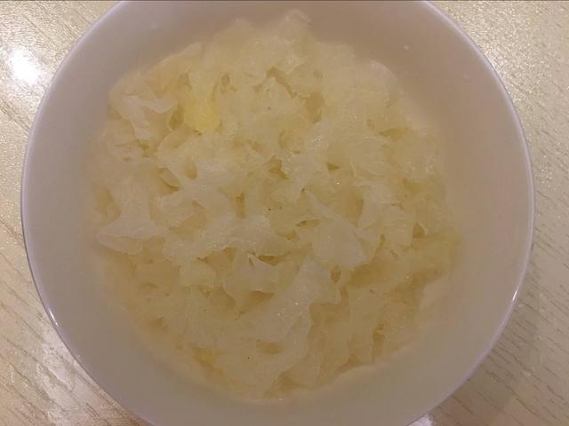 教你一款美味的銀耳紅棗湯，每天喝上一碗，美容養(yǎng)顏氣色好！