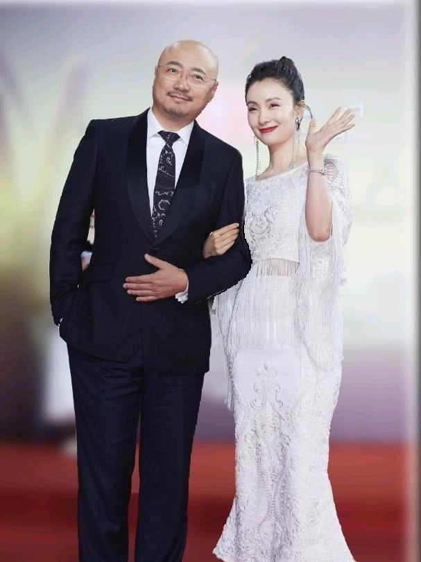 46岁陶虹拍时尚写真，身材性感端庄得体，难怪徐峥爱她这么多年