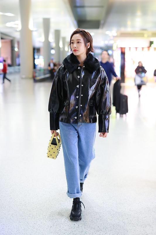 李纯私服街拍被pick，风格百变玩转小众单品