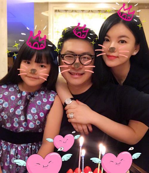 双手|王岳伦KTV双手壁咚女子北尴尬的挂上热搜 此前曾让女子上车引妻子李湘不满