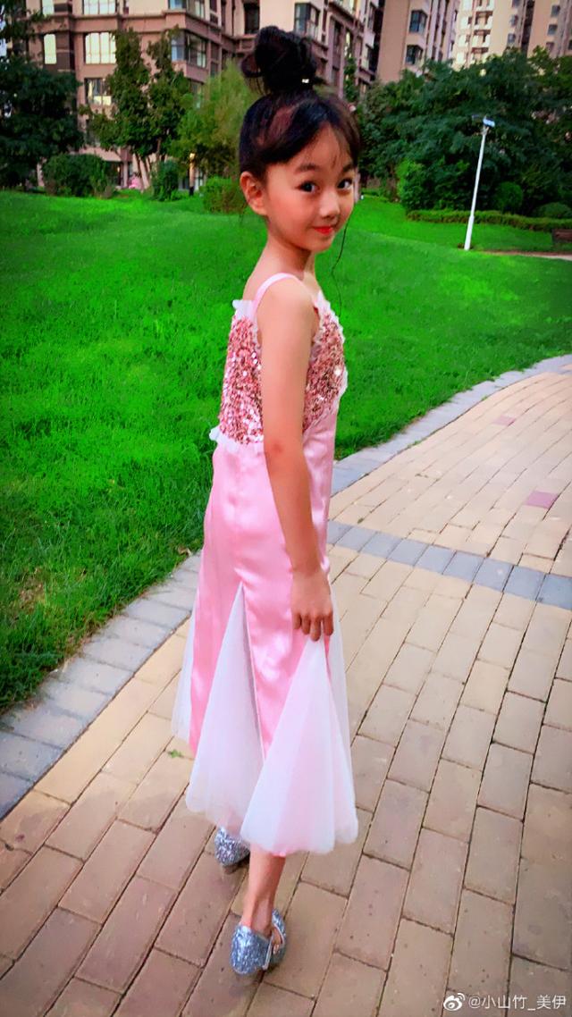 邓伦女儿小山竹近照，变瘦高小美女，与妹妹穿公主裙拍照似双胞胎