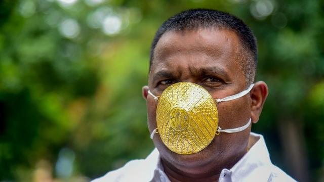 为避免感染，印度一男子花4000美元制作黄金口罩