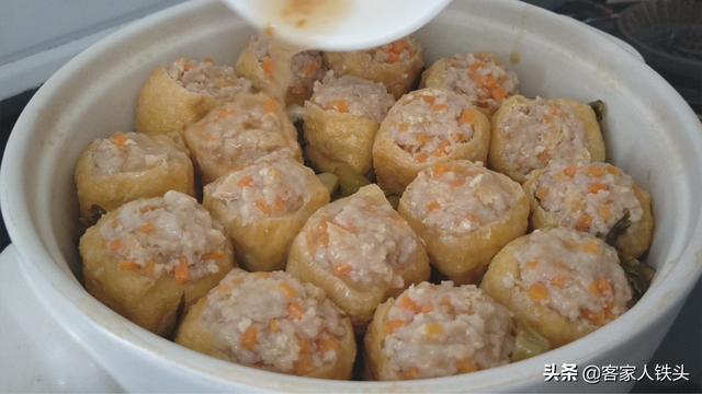 以后待客，油豆腐别炖肉，加1把酸菜开胃好吃，每吃一口都好满足