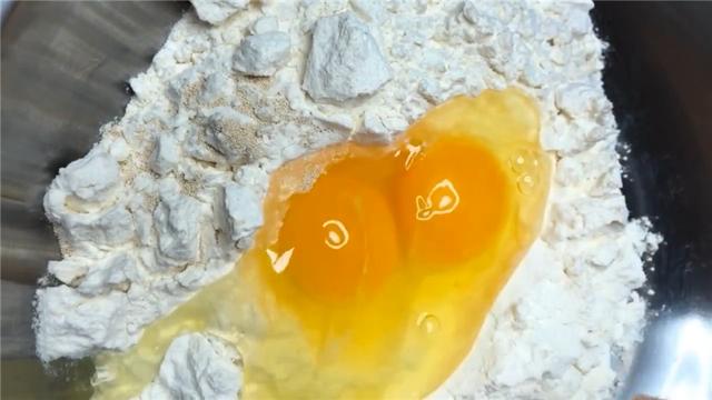 2个鸡蛋，一碗面粉，不加一滴水，做小孩爱吃的小馒头，香甜松软