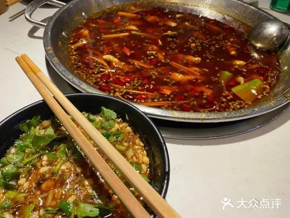 成都东大街这条人气爆棚的美食街！排队几个小时也不忍错过？