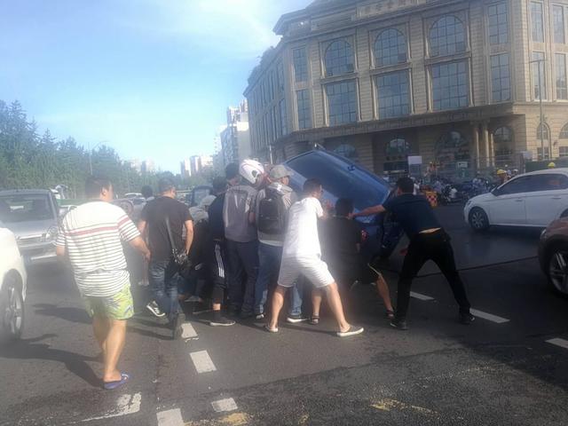 四川成都|突发！成都一轿车闯灯将交警撞飞碾压至车底，众人合力抬车救人