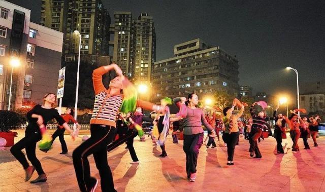 中年妇女为什么喜欢去跳广场舞？只为跳舞吗？看完就知道答案了
