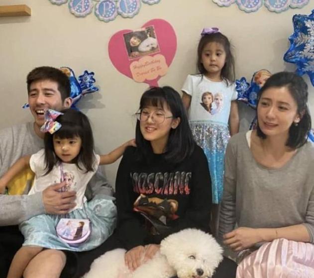 有一种“大眼睛”是贾静雯的女儿，咘咘最像妈，梧桐妹正脸也很美