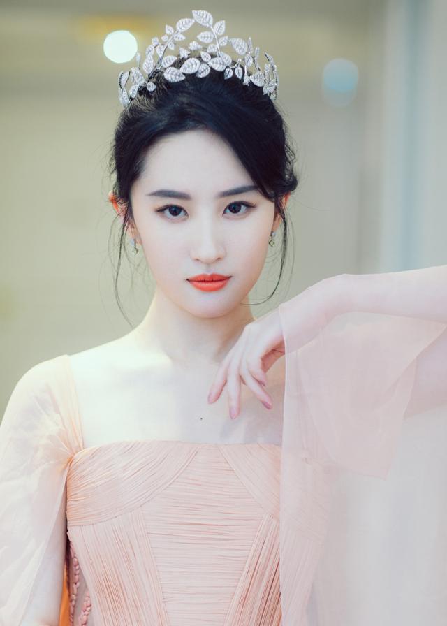 刘亦菲运动装旧照上热搜，青春阳光元气满满，