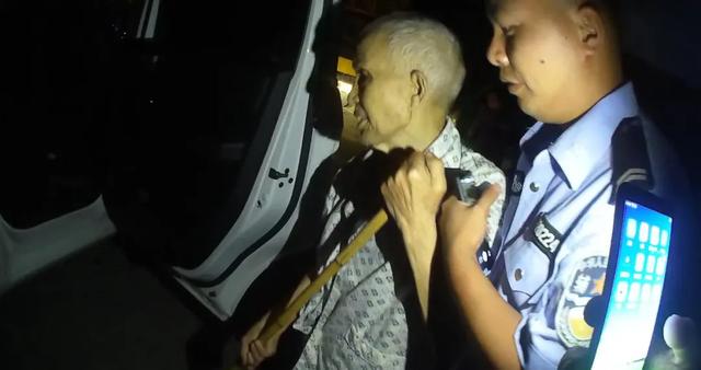 江津区|津城警事 | 八旬老人深夜迷路摔伤 暖心辅警背他回家