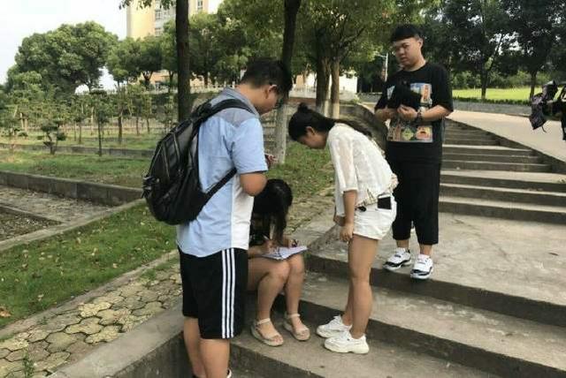 领导通过这三句话来夸赞员工的时候，员工信得越多，越容易被利用