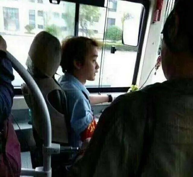 公交车小哥撞脸张国荣，网友：简直一模一样。