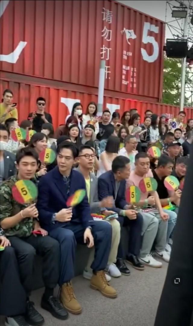 LV秀场的亮点不在吴亦凡热巴等明星上，而是那个不露脸的摄像大哥