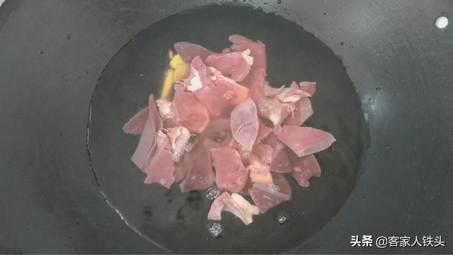 夏天炖汤有讲究，从食材搭配到火候控制，手把手教你一锅广东靓汤