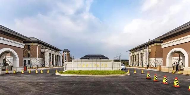 目前,石湫大学城雏形已现,南京工业大学浦江学院和江苏第二师范学院已