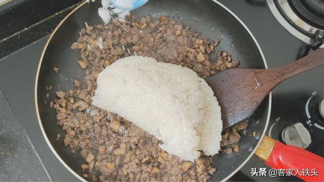 好吃不腻的早餐做法，卷一卷香味四溢，入口外酥里糯，吃着很过瘾