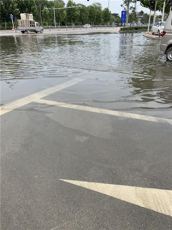 菏泽市大学路积水严重，施工方积极导流