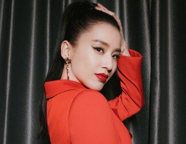 《乘风破浪》导演太难了，姐姐们迟到不敢管，