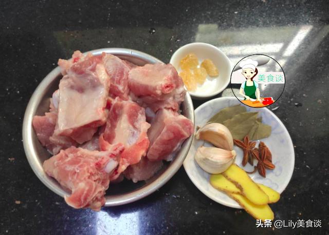 红烧排骨怎么做好？厨师长教你家常做法，排骨酥烂入味、色泽红亮