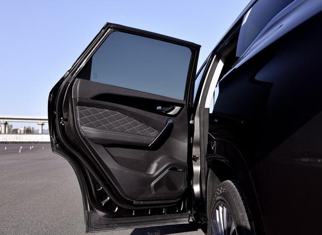 奇瑞又火了，新车标配3块液晶＋12个扬声器，不