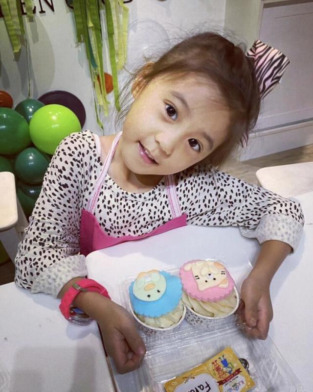 贾静雯一家为咘咘庆祝5岁生日，感谢妈妈辛苦生下她，感动又好笑