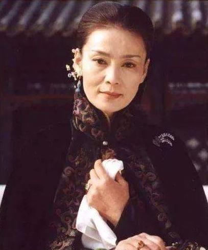 “悲情女皇”潘虹新剧开播，66岁的她至今单身无子，已皈依佛门