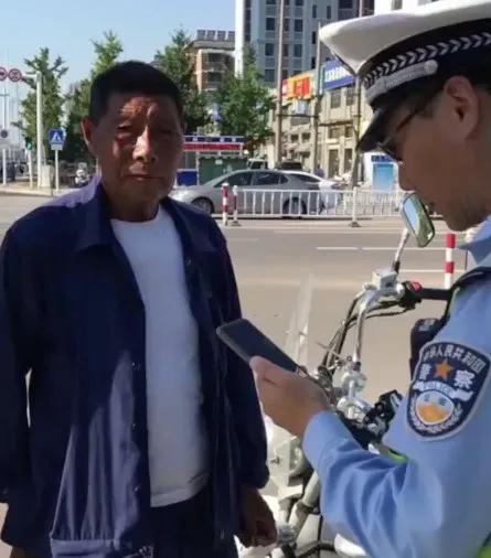 重庆|七旬大爷卖鹅违章，交警这个举动引网友狂赞！