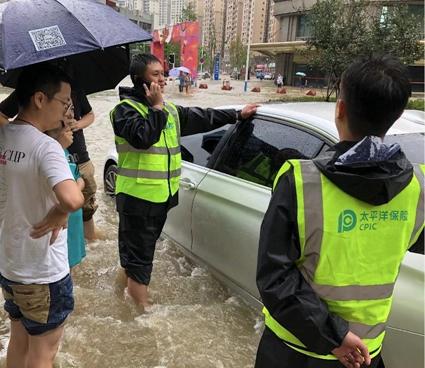 暴雨中的坚守“太保蓝”在一线
