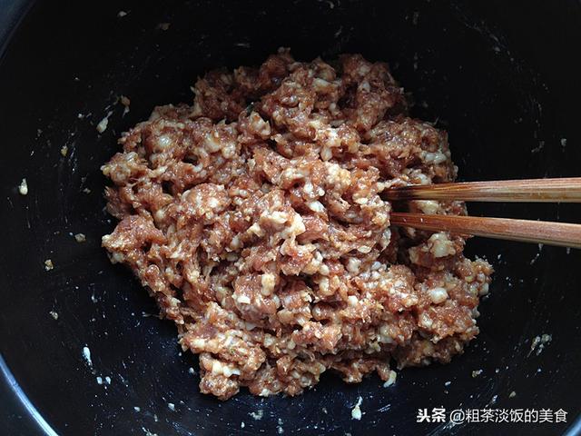 肉和面粉这样做比包子简单，又香又鲜又喧软，每次蒸一锅都不够吃