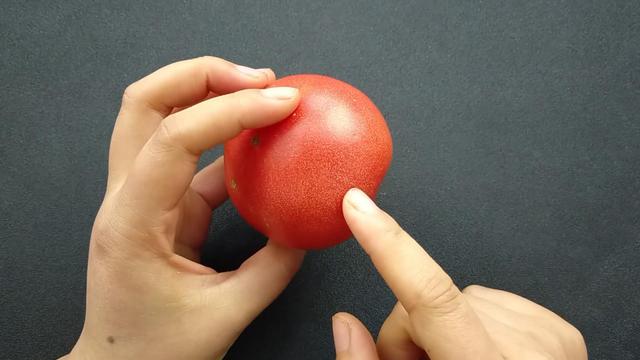 买西红柿要挑选“母”的，顶部看一眼就能辨出