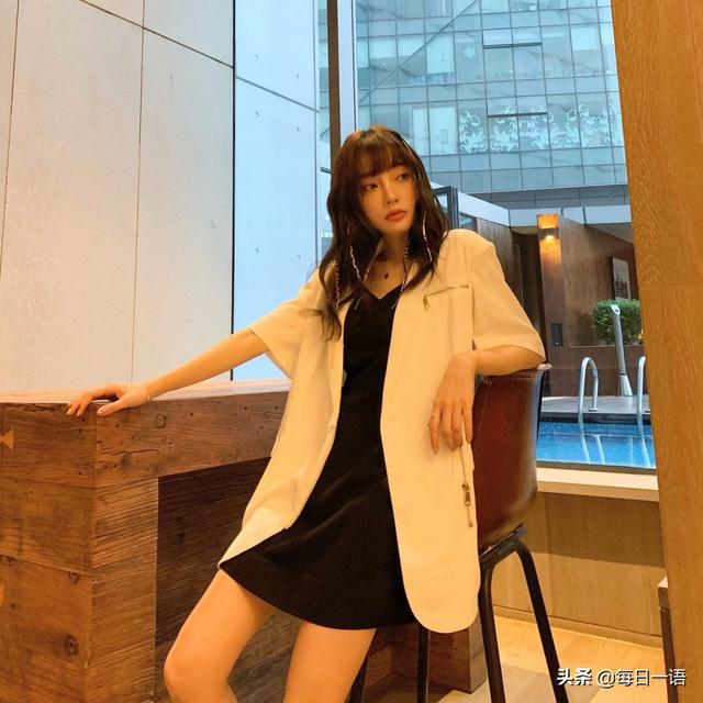 李小璐头扎七彩辫拍写真，食指戴戒指暴露其感情状态，等待爱情？