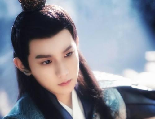 易烊千玺喜获金像奖最佳新演员，人气才气远超