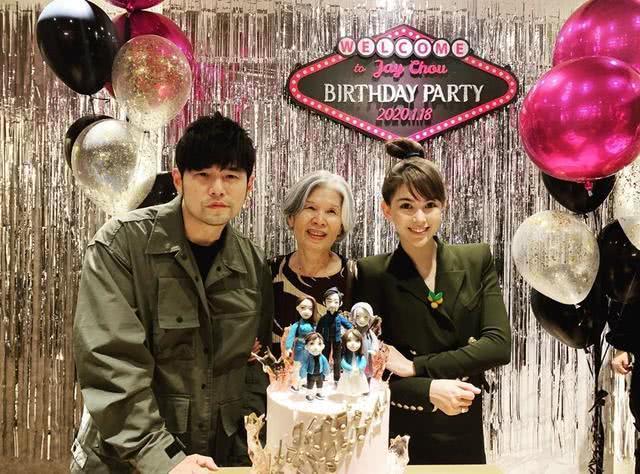 周杰伦昆凌母亲节为周妈妈亲自下厨，孝心满满，三人同框画面温馨