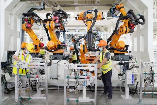 2545台机器人，1分钟造1辆车，恒大许家印的智能造车工厂首次曝光