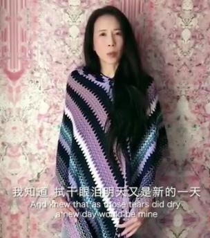50岁莫文蔚朗诵英文诗致敬白衣天使，网友：不会中文吗？