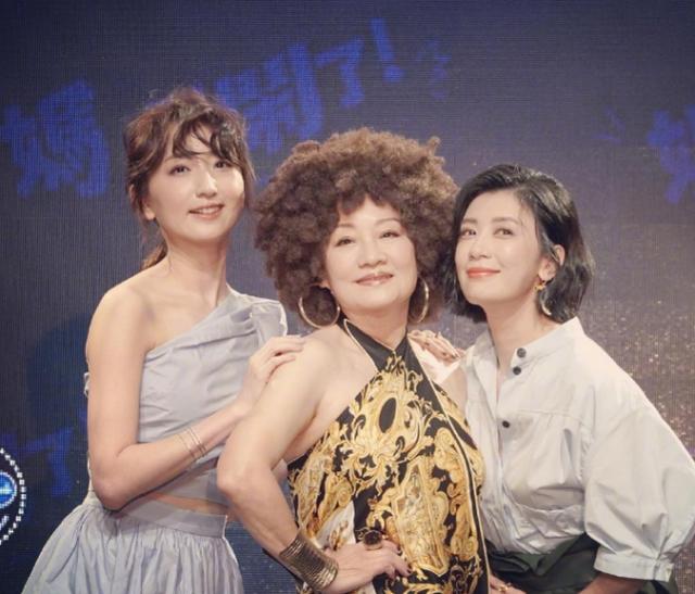 修杰楷吐槽波妞变黑妞，为跟他骑车和姐姐咘咘争宠比拼早起，萌翻