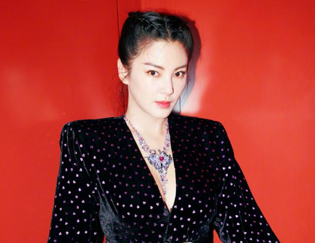 《乘风破浪》导演太难了，姐姐们迟到不敢管，