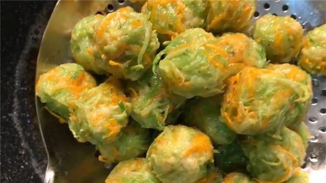 天氣冷了炸蘿卜丸子，不要用水調，很多人不知道，難怪不好吃