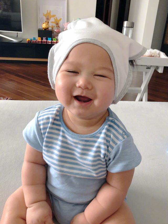 胡杏儿老公强迫看电视的儿子自拍，奕霆眼睛斜视露职业假笑超可爱