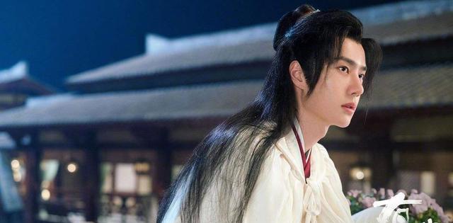 前有《皓衣行》，后有《流金岁月》，路透成最