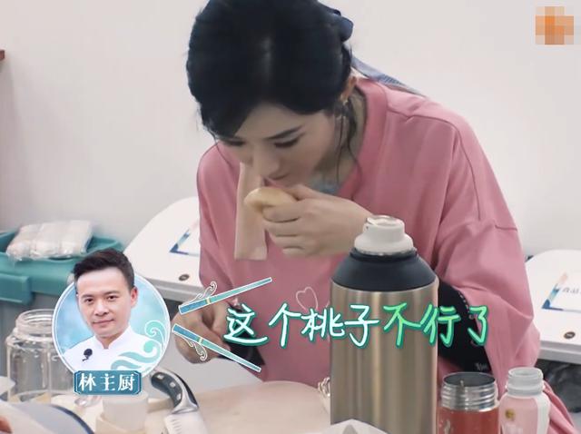 为啥说赵丽颖“勤俭节约”？细看她处理“坏桃子”做法，全明白了