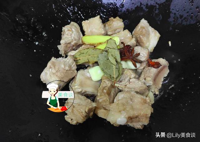 红烧排骨怎么做好？厨师长教你家常做法，排骨酥烂入味、色泽红亮