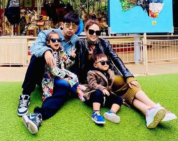 周杰伦昆凌母亲节为周妈妈亲自下厨，孝心满满，三人同框画面温馨