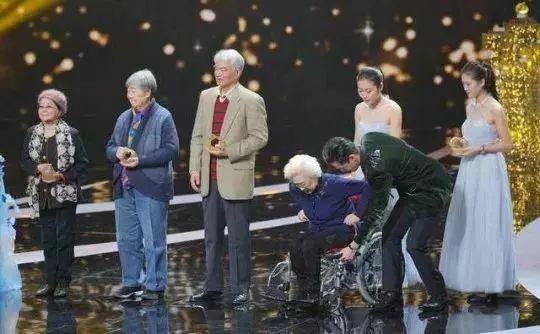 蔡徐坤幫baby提裙、胡歌攙扶92歲老人：細(xì)節(jié)見修養(yǎng)