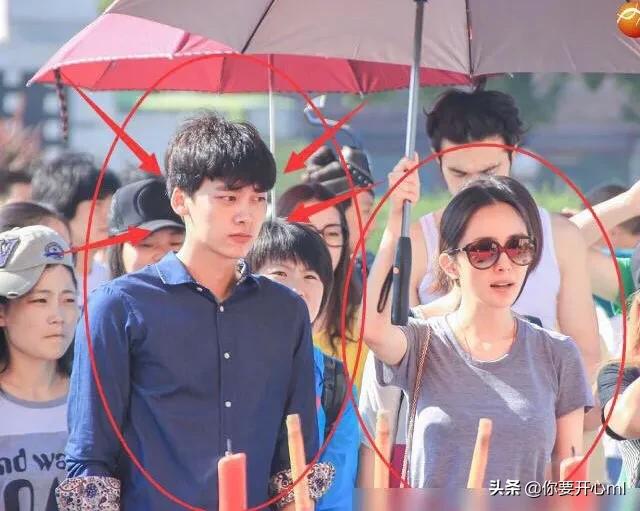 6年前《古剑奇谭》开机照，杨幂被撑伞，迪丽热巴变小透明