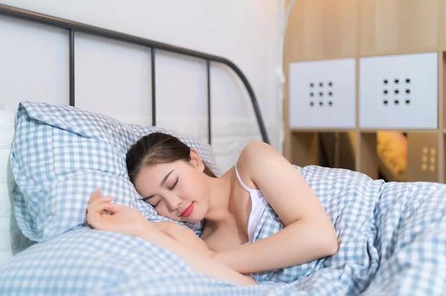 晚上睡觉时，身体频繁出现这3种迹象，可能是肝病作祟！