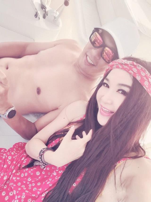 温碧霞和丈夫乘游艇度假，他们海边牵手相拥，老夫老妻依旧超甜蜜