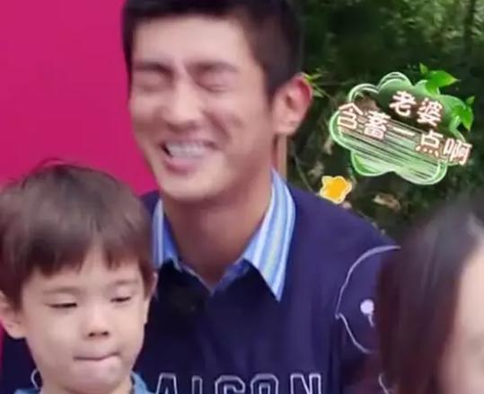 有一种“天生丽质”叫小泡芙，细眉大眼又软萌，谁看了能不心动？