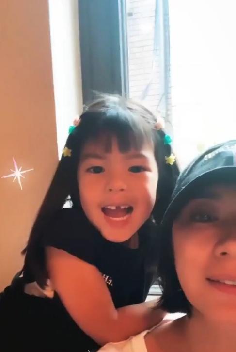 修杰楷吐槽波妞变黑妞，为跟他骑车和姐姐咘咘争宠比拼早起，萌翻