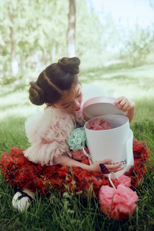 阿拉蕾与妹妹一起拍大片，姐俩打扮公主，五官如复制粘贴像双胞胎